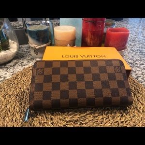 Louis Vuitton Zippy wallet. New (Never used)